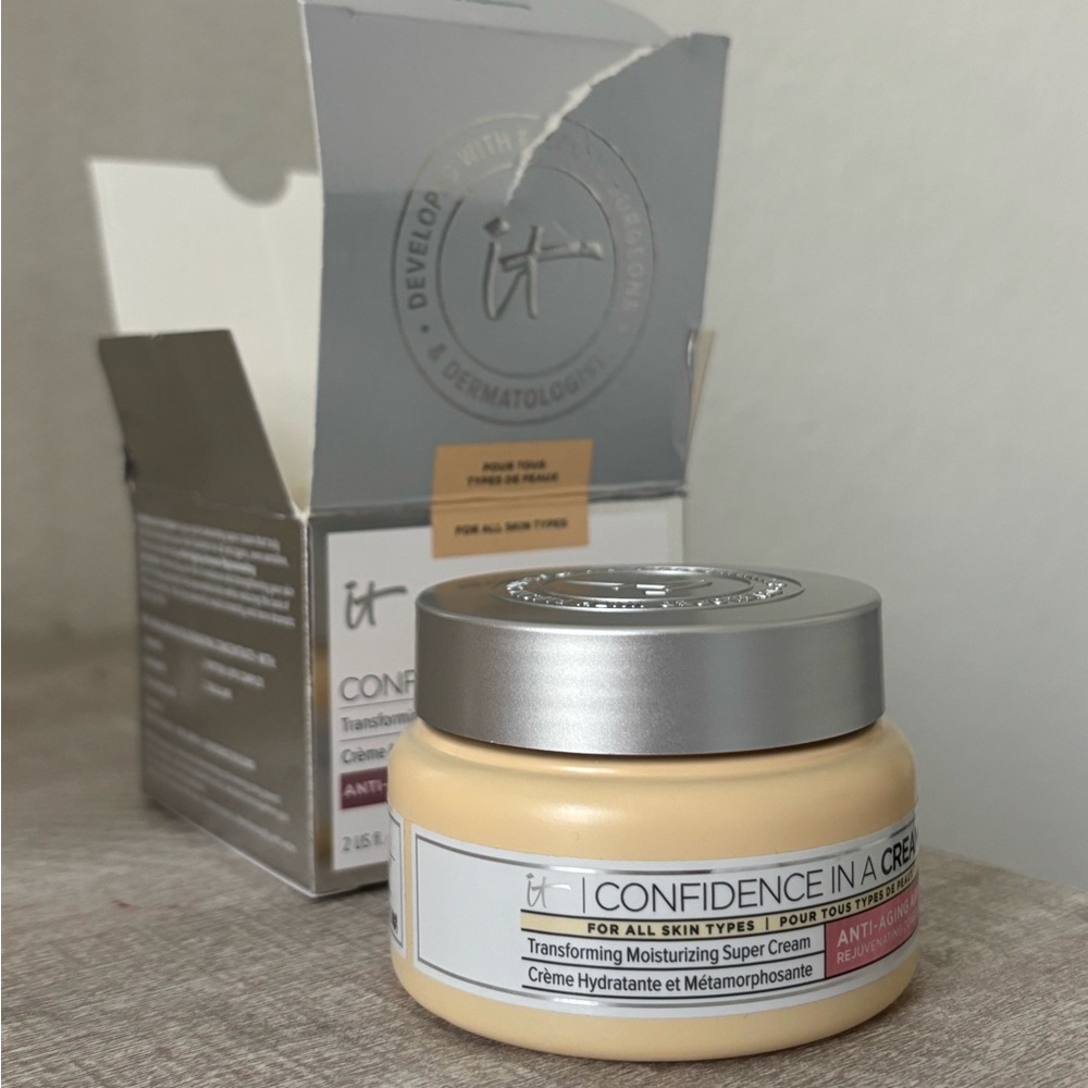 NEW/NEVER USED it cosmetics confidence in a cream
